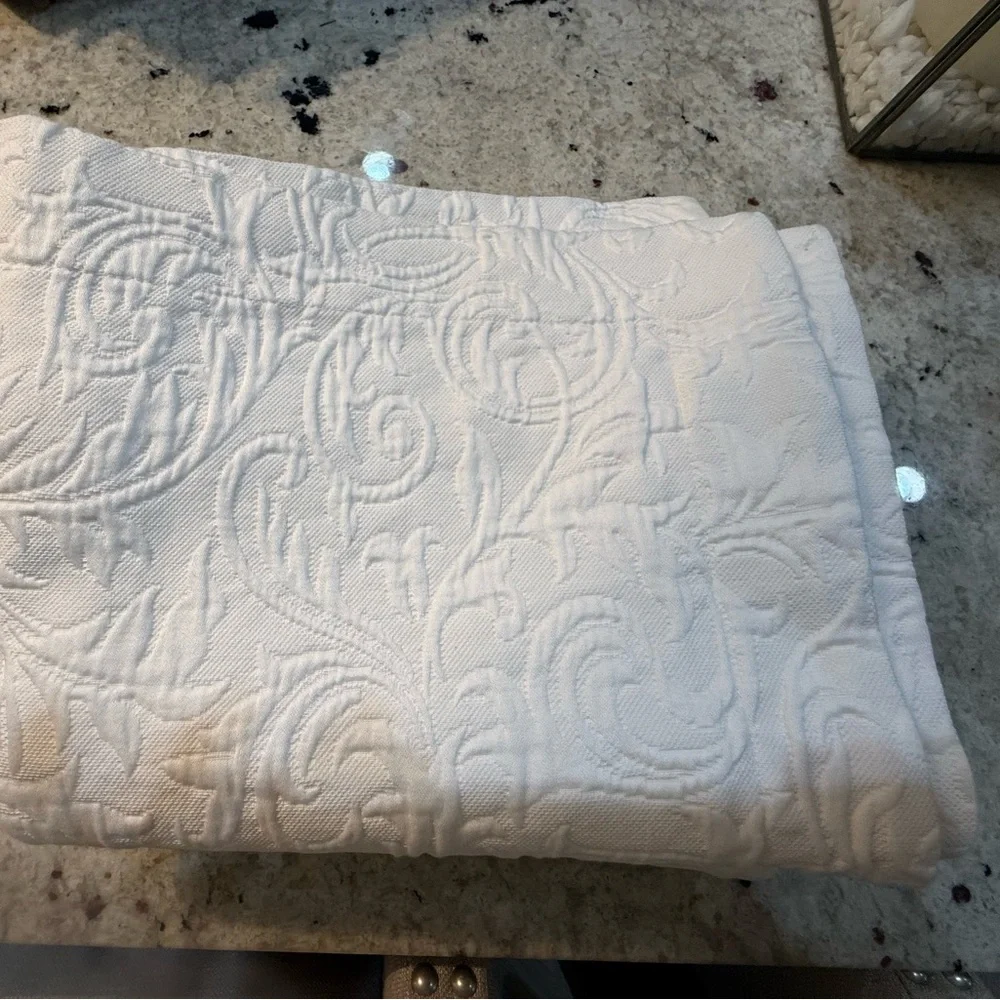 FRONTGATE 2 Matelasse White KING Pillow Shams